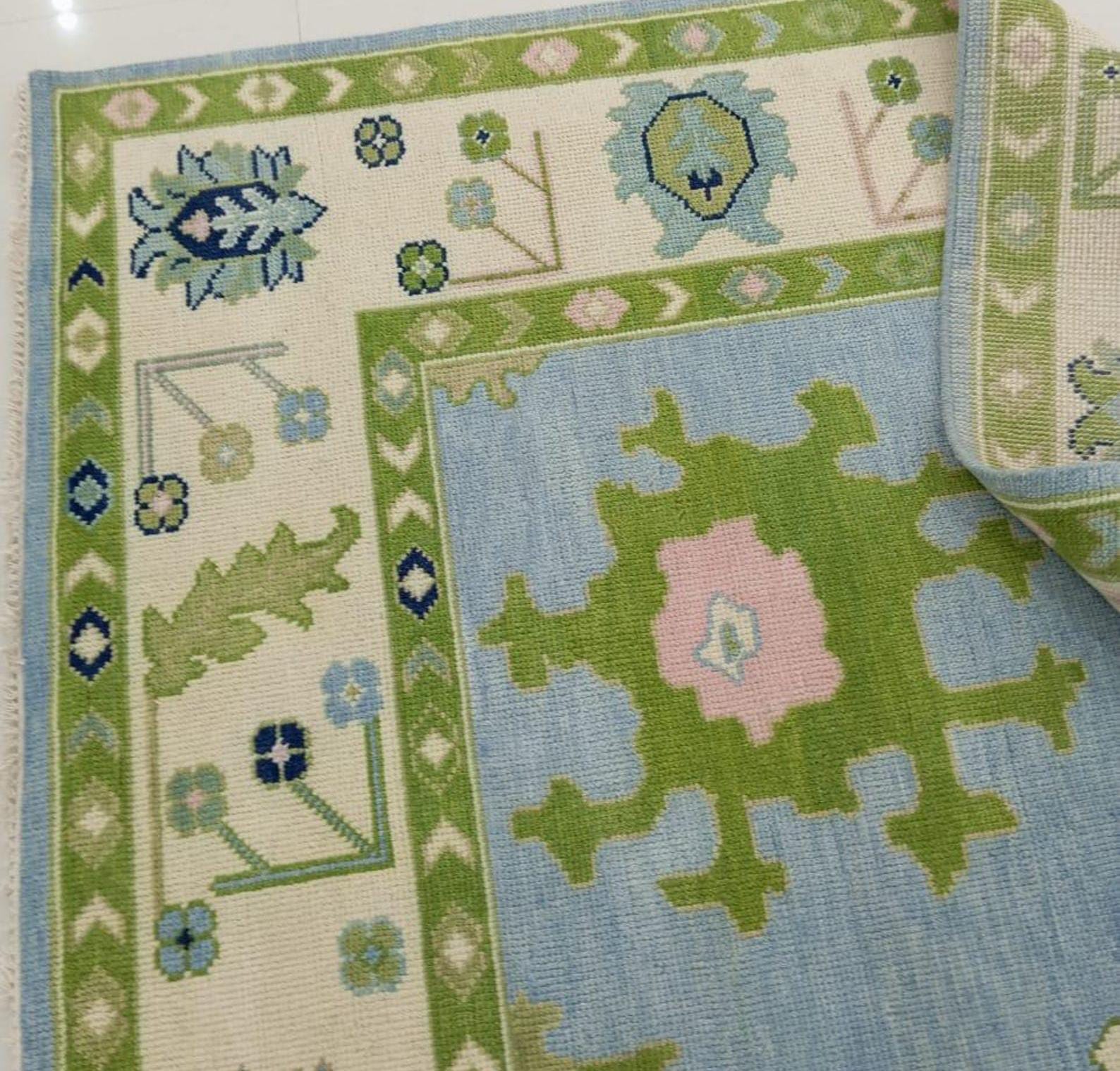 Oushak wool rug border detail with olive green and ivory pattern