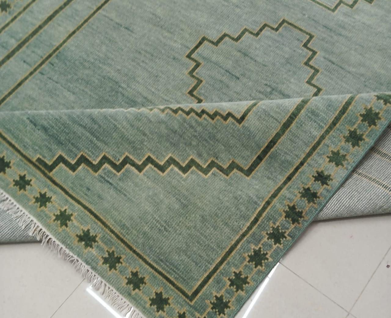 Folded edge showing thickness and craftsmanship of wool rug