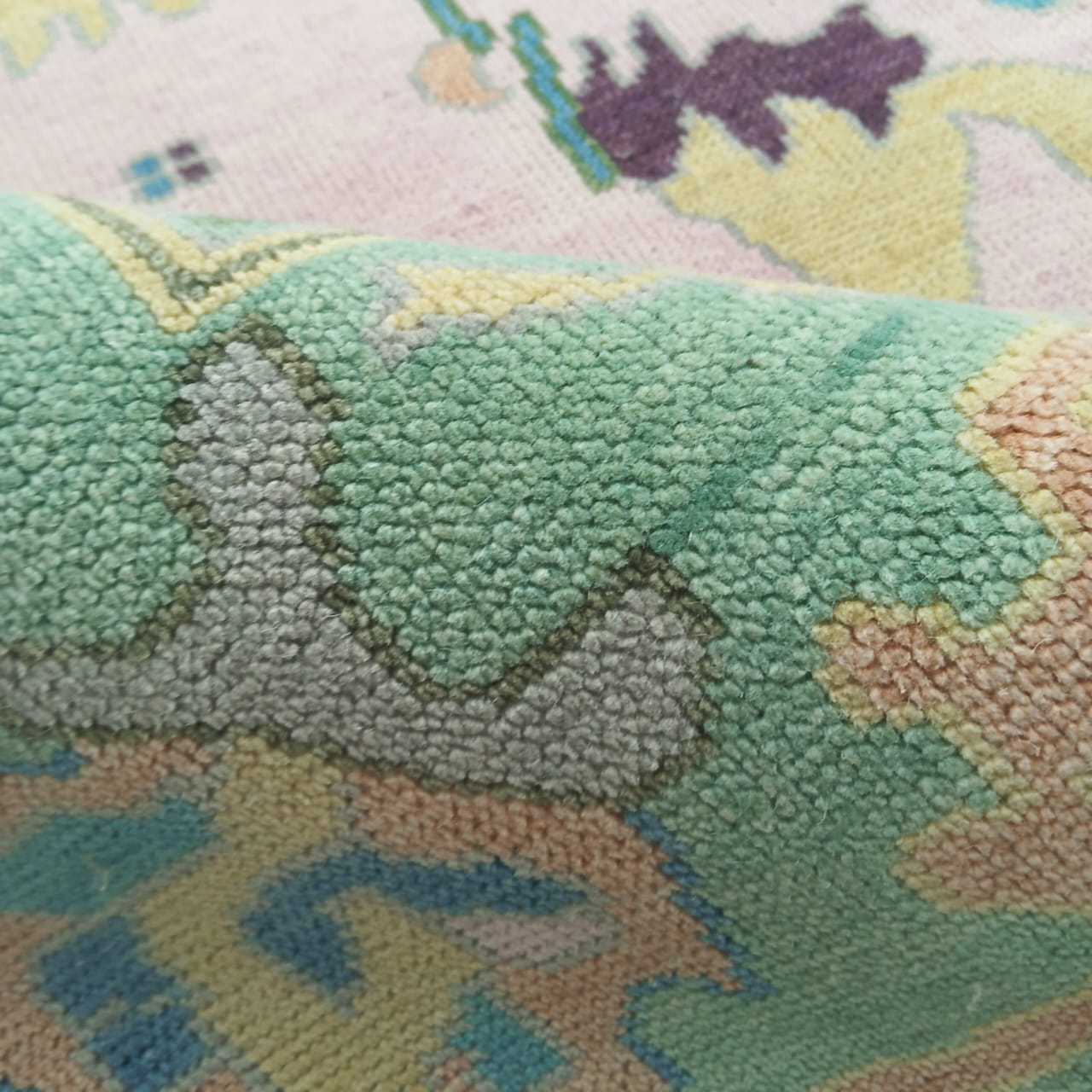 Turkish Oushak rug border with pastel green and blue detailing